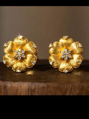 NWT ELEGANT 18K Small Gold Plated Elegant Floral Stud Earrings, Vintage